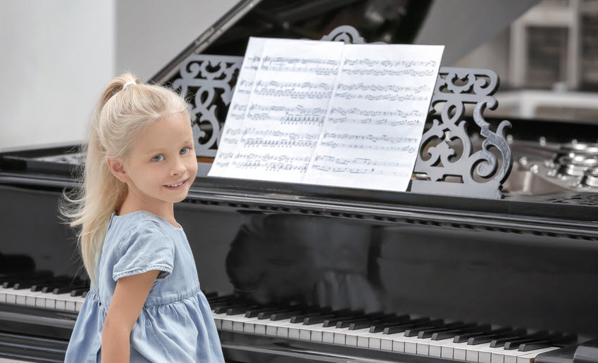 Mädchen vor Klavier