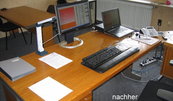 Derselbe Schreibtisch mit der Anwendung der 1-Griff-Ablage